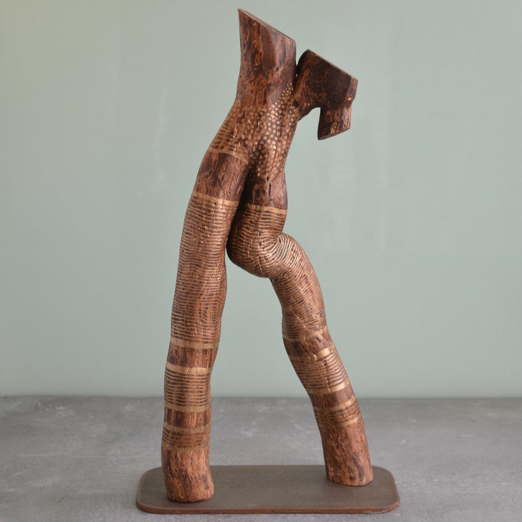 sculpture naturelle en bois peint, de l’artiste français Frédéric Ansermet