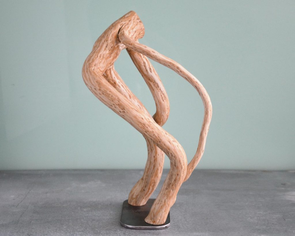 Sculpture naturelle en bois brut de l'artiste et sculpteur français Frédéric Ansermet.