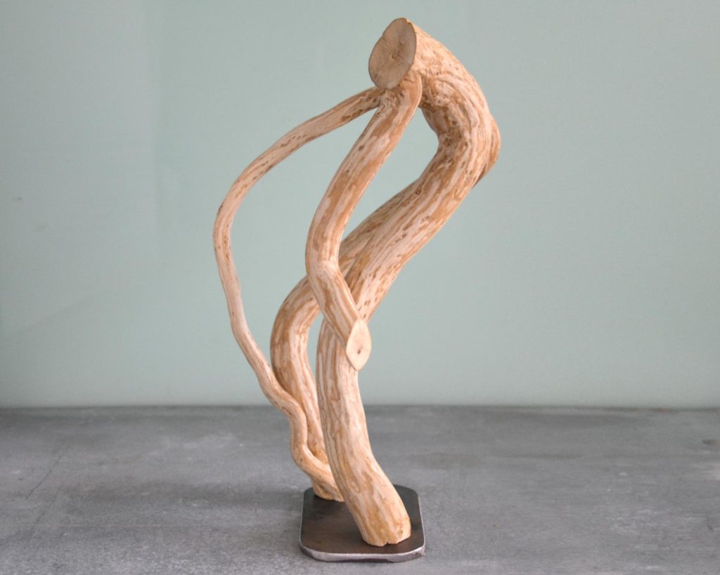 Sculpture naturelle en bois brut de l'artiste et sculpteur français Frédéric Ansermet.