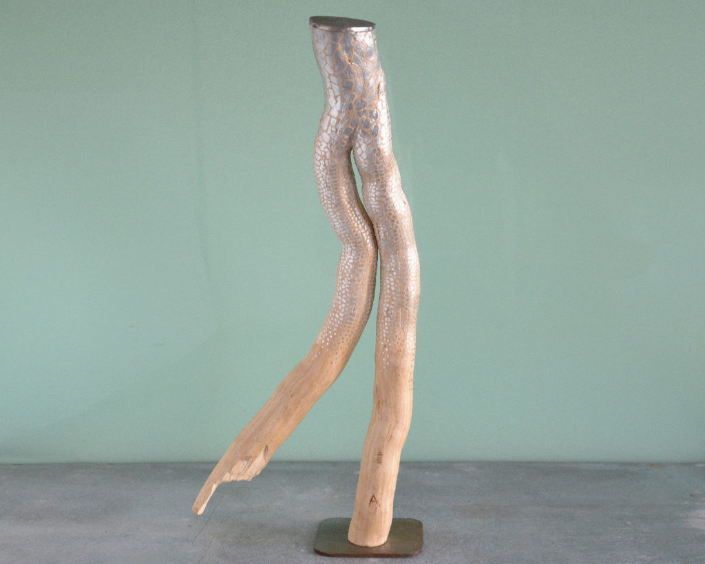 sculpture naturelle, bois brut peint de l’artiste français Frédéric Ansermet