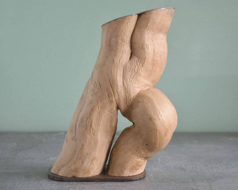 Sculpture naturelle en bois brut de l'artiste et sculpteur français Frédéric Ansermet.