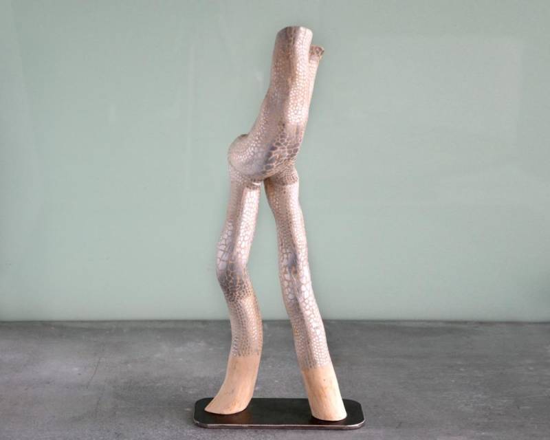 sculpture naturelle en bois brut peint, de l’artiste français Frédéric Ansermet