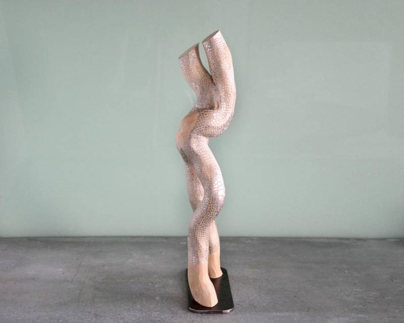 sculpture naturelle en bois brut peint, de l’artiste français Frédéric Ansermet