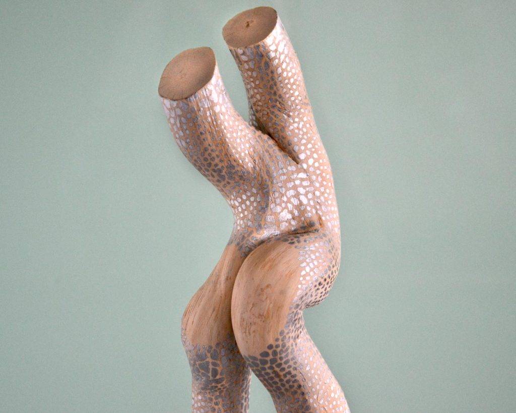 sculpture naturelle en bois brut peint, de l’artiste français Frédéric Ansermet