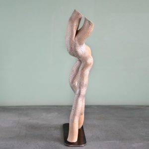 sculpture naturelle en bois brut peint, de l’artiste français Frédéric Ansermet