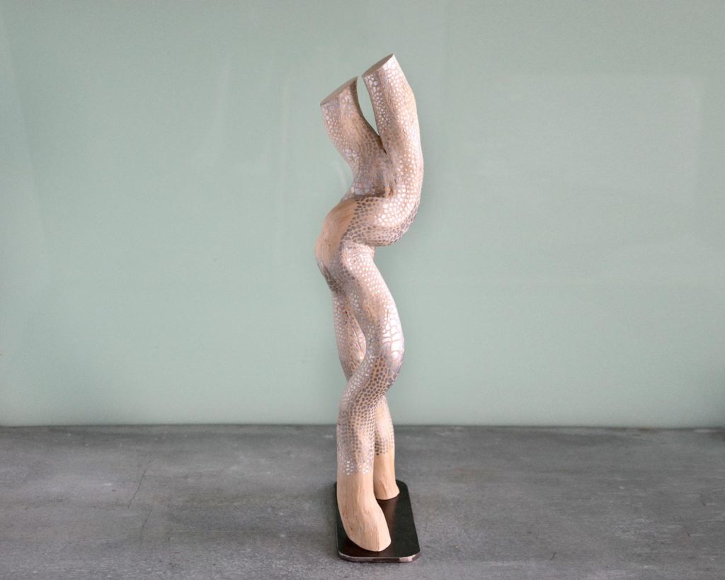 sculpture naturelle en bois brut peint, de l’artiste français Frédéric Ansermet