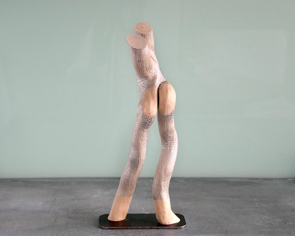 sculpture naturelle en bois brut peint, de l’artiste français Frédéric Ansermet