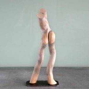 sculpture naturelle en bois brut peint, de l’artiste français Frédéric Ansermet