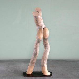 sculpture naturelle en bois brut peint, de l’artiste français Frédéric Ansermet