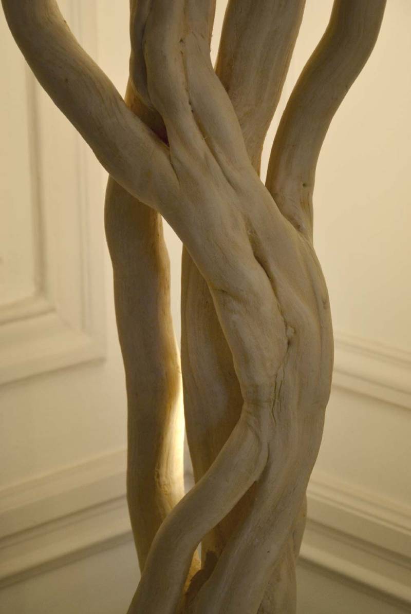 Luminaire en bois flotté, design brut et naturel par le sculpteur et artiste français Frédéric Ansermet