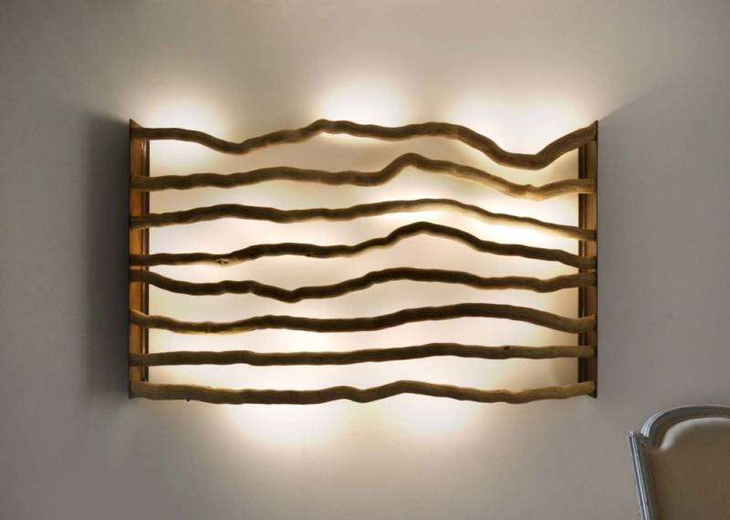 Applique en bois flotté, design brut et naturel par le sculpteur et artiste français Frédéric Ansermet