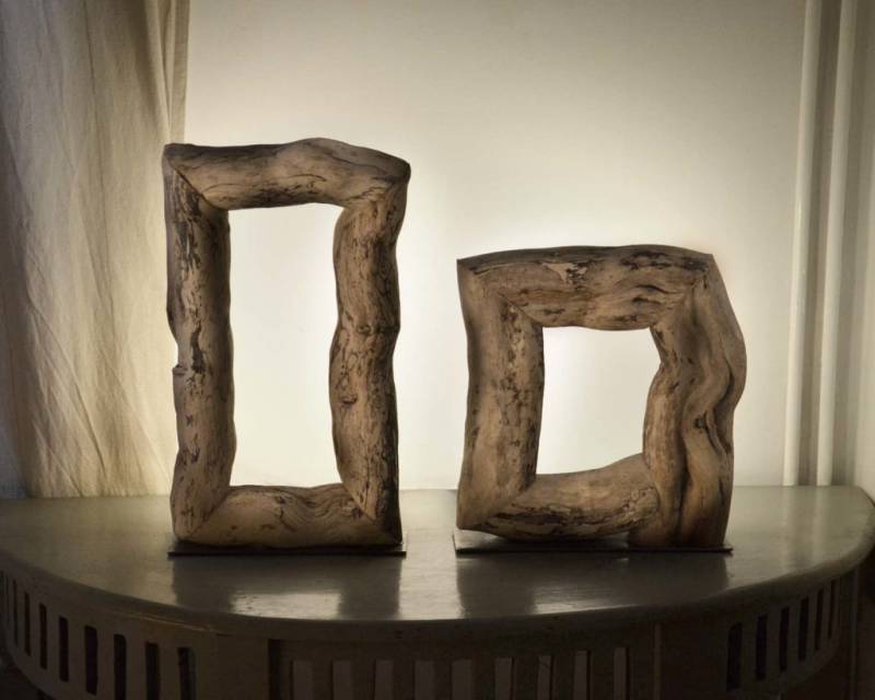 Luminaire en bois flotté, design brut et naturel par le sculpteur et artiste français Frédéric Ansermet