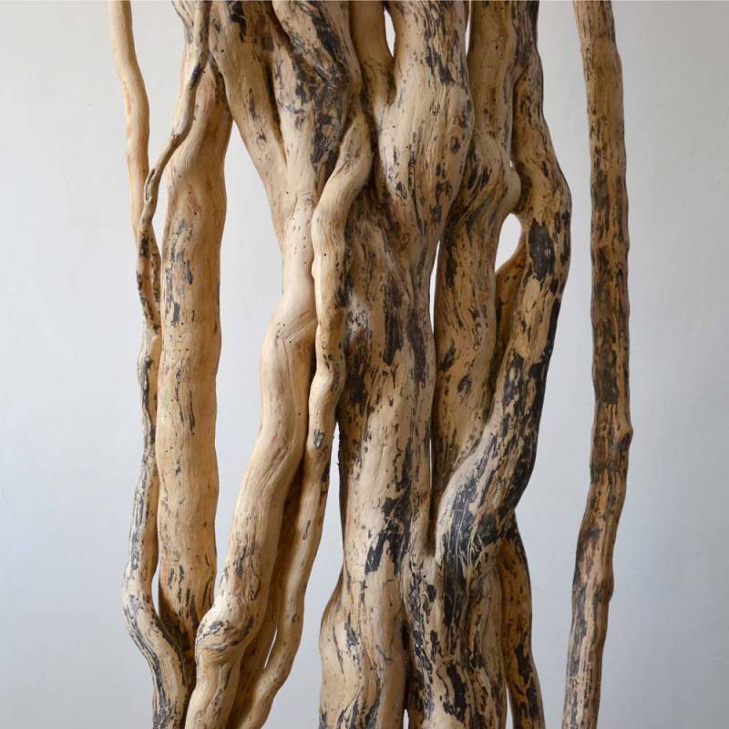 Lampadaire en bois flotté, design brut et naturel par le sculpteur et artiste français Frédéric Ansermet