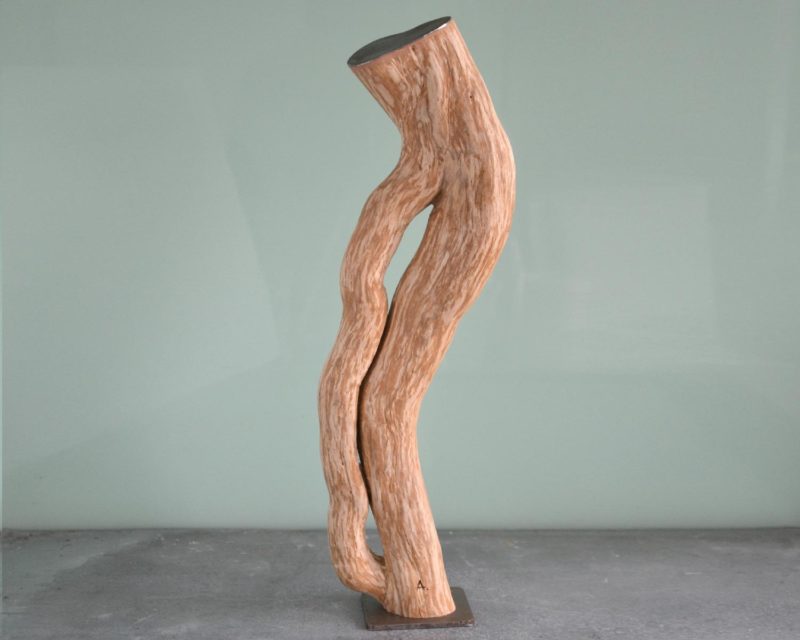 Sculpture en bois brut de l'artiste et sculpteur français Frédéric Ansermet.