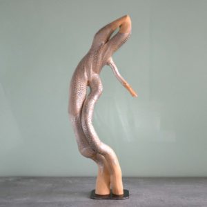 sculpture naturelle en bois brut peint, de l’artiste français Frédéric Ansermet