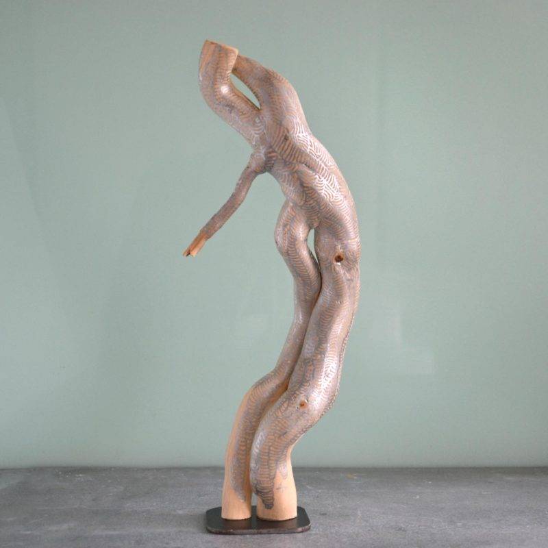 sculpture naturelle en bois brut peint, de l’artiste français Frédéric Ansermet