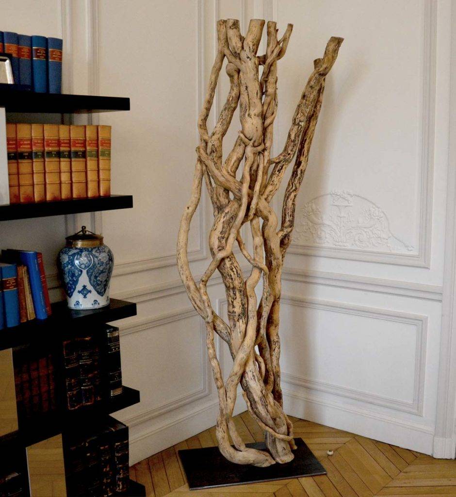 Lampadaire en bois flotté, design brut et naturel par le sculpteur et artiste français Frédéric Ansermet