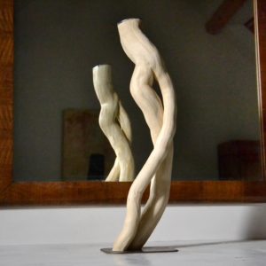 Sculpture naturelle en bois brut de l'artiste et sculpteur français Frédéric Ansermet.