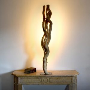 Luminaire en bois flotté, design brut et naturel par le sculpteur et artiste français Frédéric Ansermet