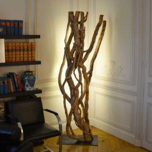 Lampadaire en bois flotté, design brut et naturel par le sculpteur et artiste français Frédéric Ansermet