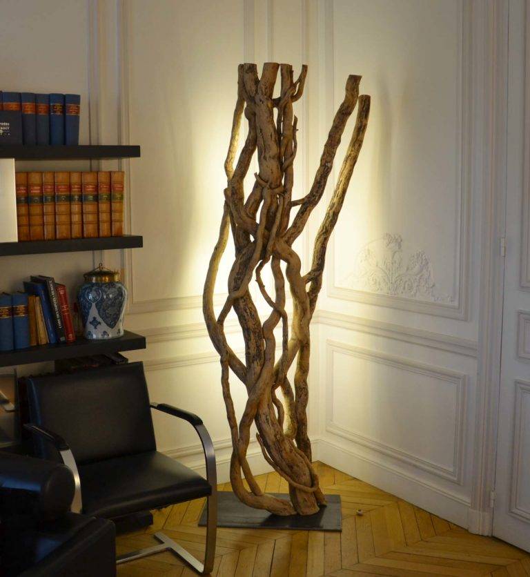 Lampadaire en bois flotté, design brut et naturel par le sculpteur et artiste français Frédéric Ansermet