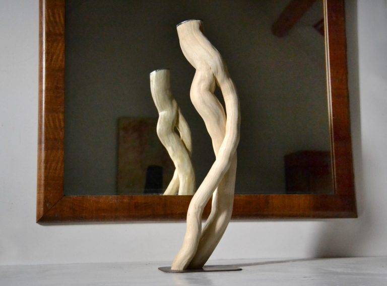 Sculpture naturelle en bois brut de l'artiste et sculpteur français Frédéric Ansermet.