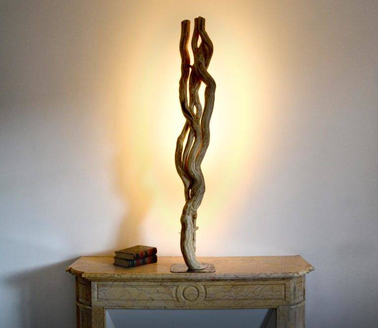 Luminaire en bois flotté, design brut et naturel par le sculpteur et artiste français Frédéric Ansermet