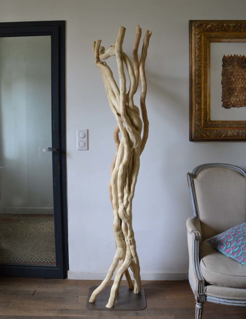 Lampadaire en bois flotté, design brut et naturel par le sculpteur et artiste français Frédéric Ansermet