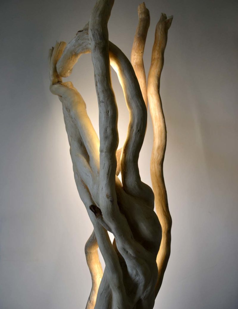 Lampadaire en bois flotté, design brut et naturel par le sculpteur et artiste français Frédéric Ansermet