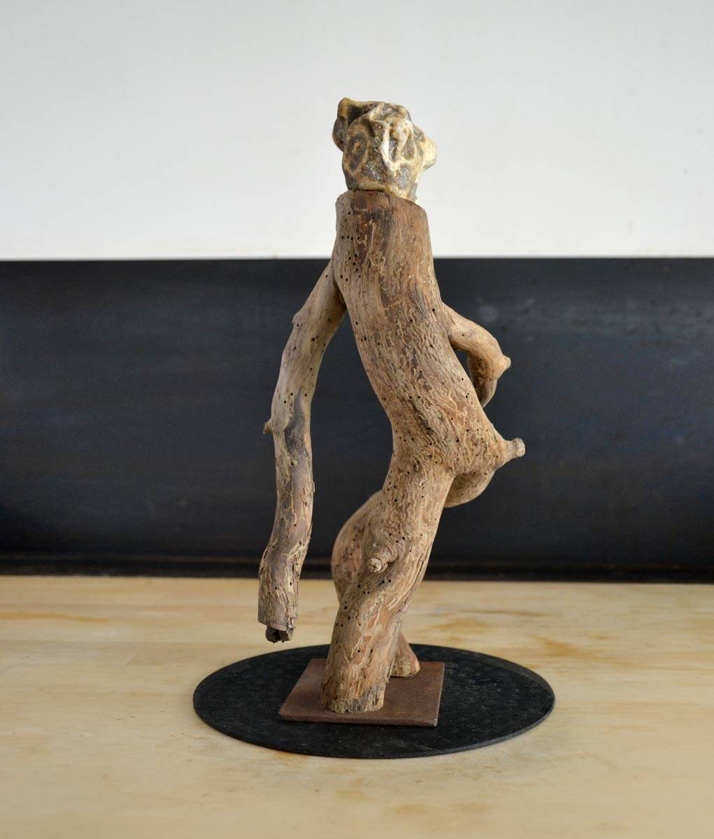 Monkey Walk. Sculpture bois et silex, pièce unique