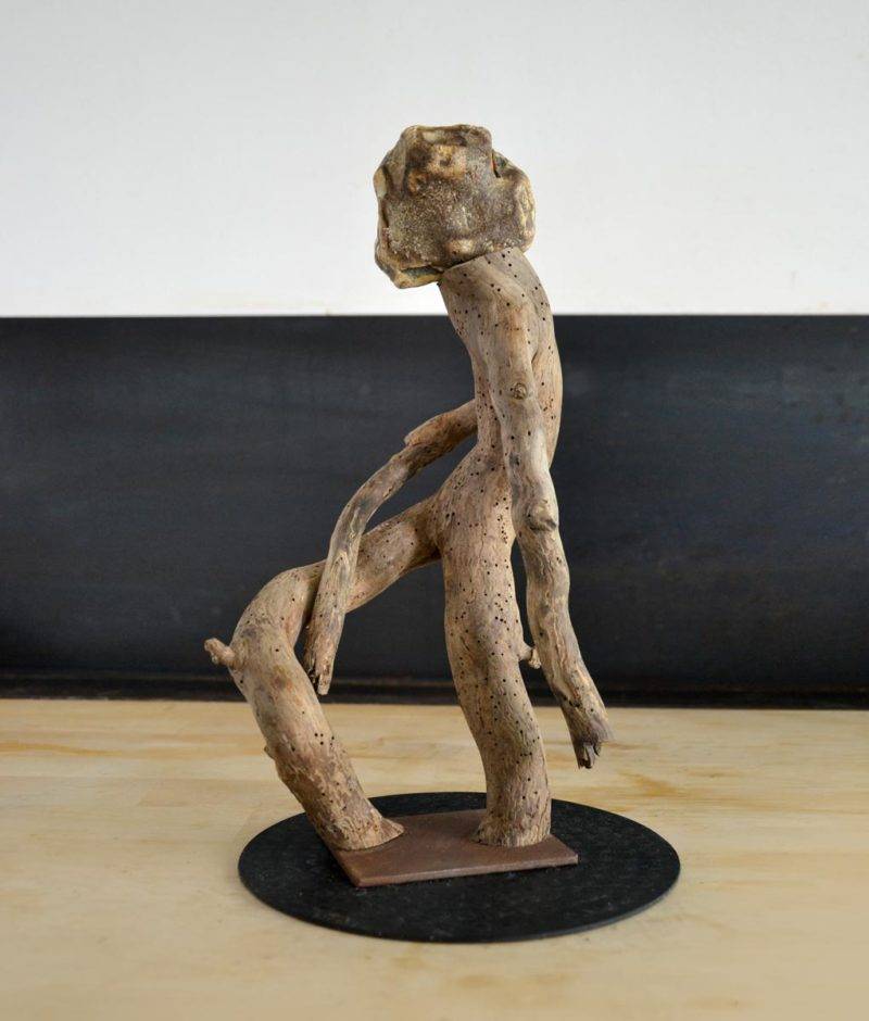 Sculpture bois flotté et pierre, de l'artiste et sculpteur français Frédéric Ansermet.