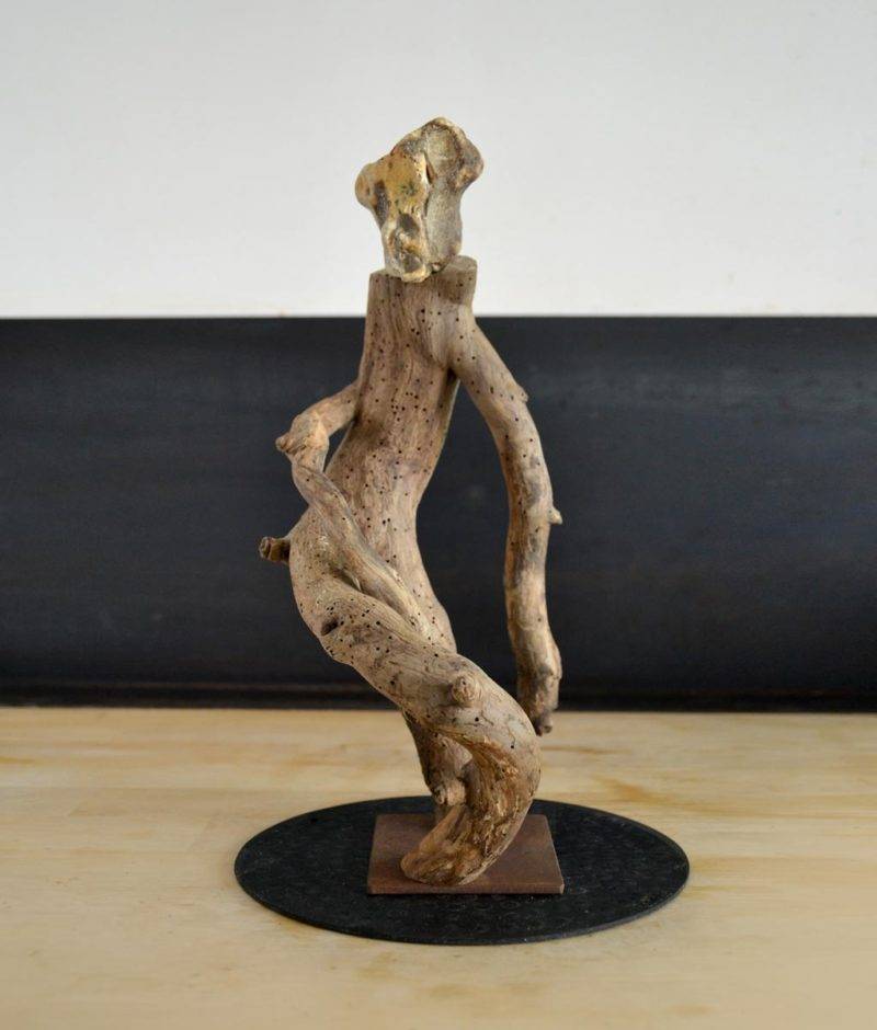 Sculpture bois flotté et pierre, de l'artiste et sculpteur français Frédéric Ansermet.