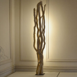 Luminaire LED en bois brut et naturel par le sculpteur et artiste français Frédéric Ansermet