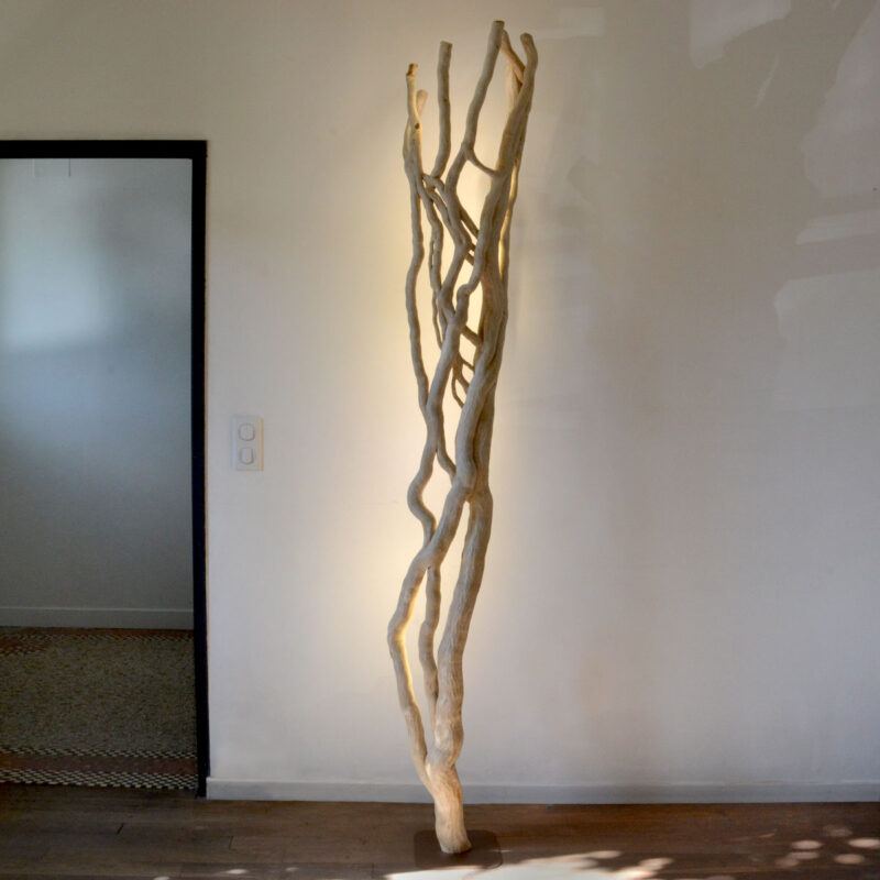 Lampadaire en bois flotté, design brut et naturel par le sculpteur et artiste français Frédéric Ansermet