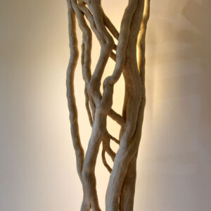 Luminaire LED en bois brut et naturel par le sculpteur et artiste français Frédéric Ansermet