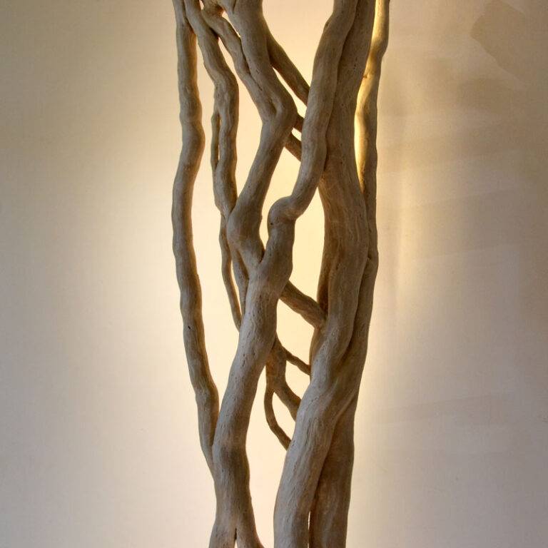 Lampadaire en bois flotté, design brut et naturel par le sculpteur et artiste français Frédéric Ansermet