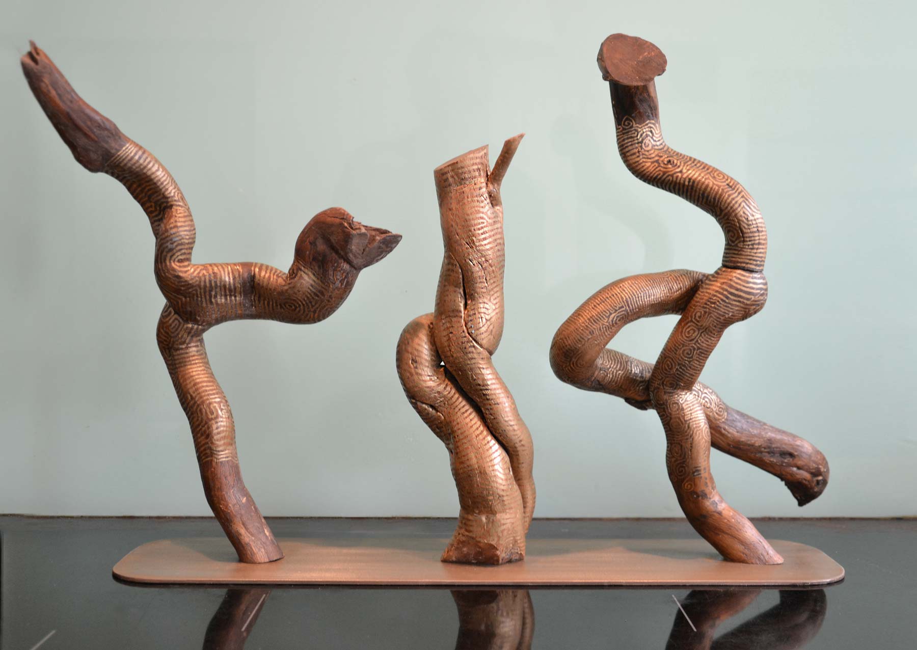 3 Sculptures en bois peint, socle acier 