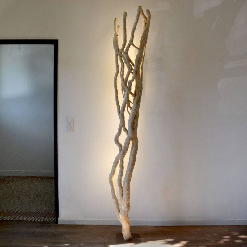 Lampadaire en bois flotté, design brut et naturel par le sculpteur et artiste français Frédéric Ansermet