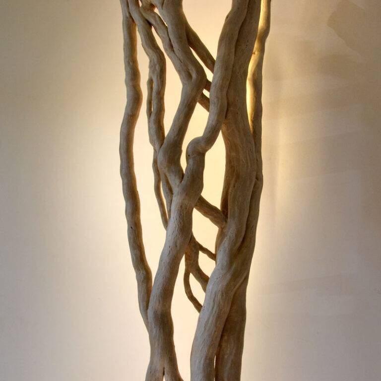 Luminaire LED en bois brut et naturel par le sculpteur et artiste français Frédéric Ansermet