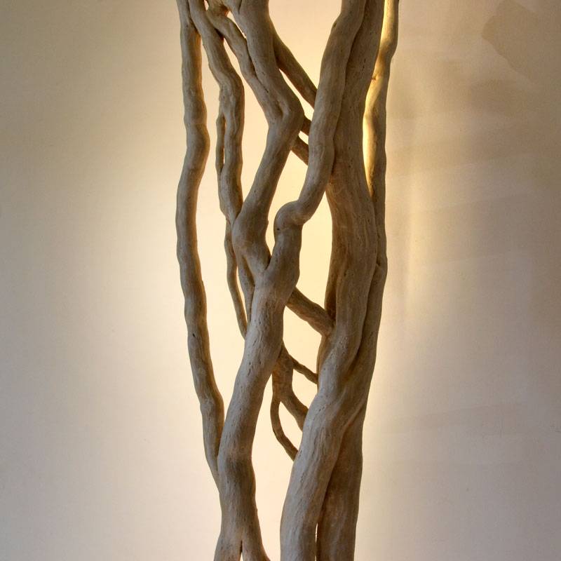 Luminaire LED en bois brut et naturel par le sculpteur et artiste français Frédéric Ansermet