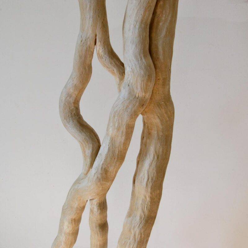 Lampadaire en bois flotté, design brut et naturel par le sculpteur et artiste français Frédéric Ansermet