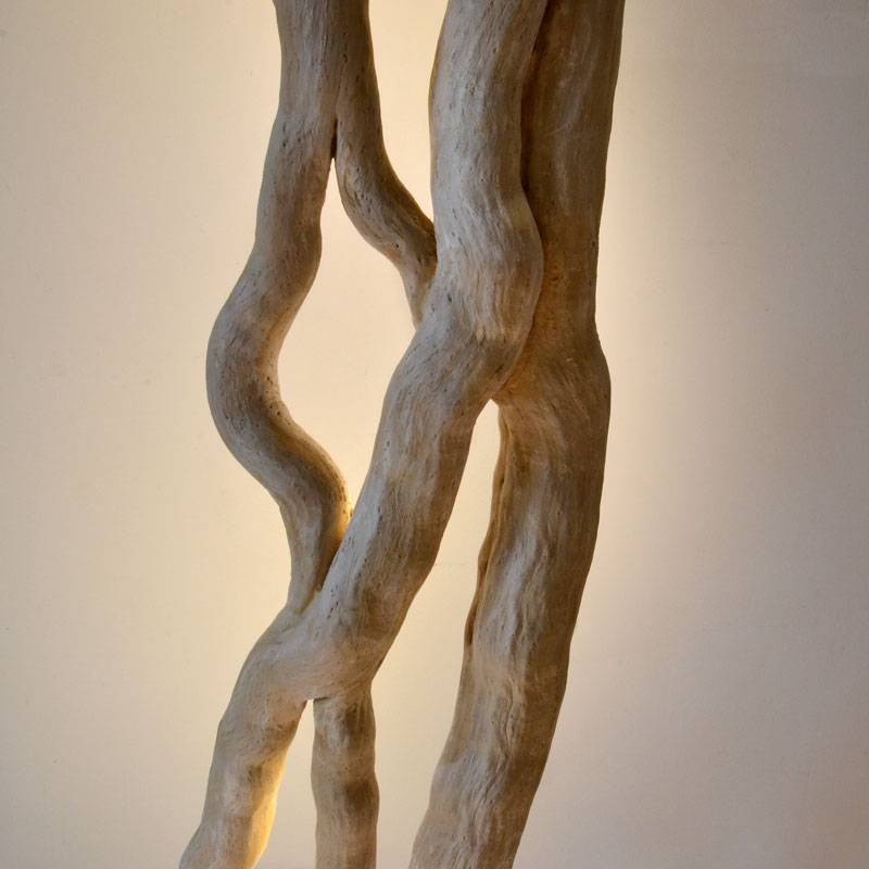 Lampadaire en bois flotté, design brut et naturel par le sculpteur et artiste français Frédéric Ansermet