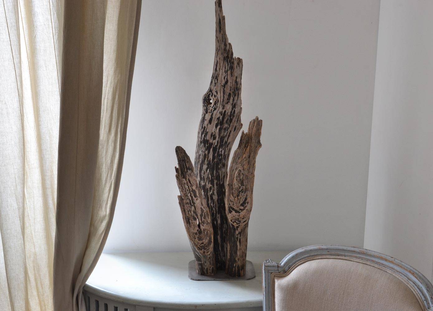 Lampe bois flotté, design brut et naturel par le sculpteur et artiste français Frédéric Ansermet