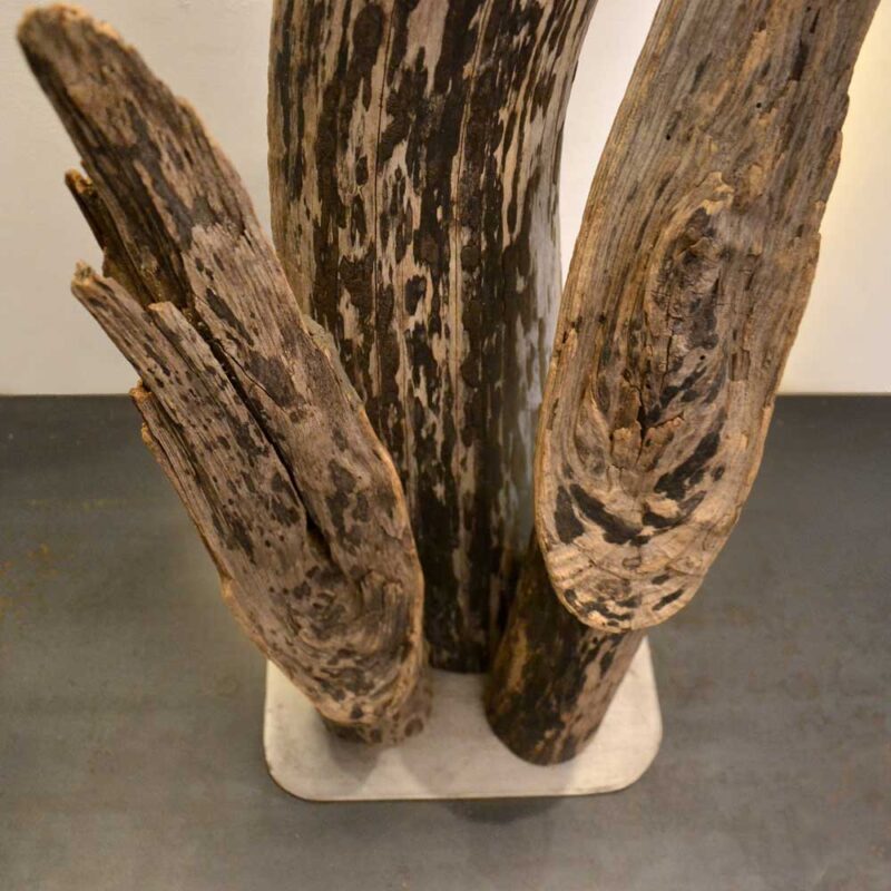 Lampe bois flotté, design brut et naturel par le sculpteur et artiste français Frédéric Ansermet
