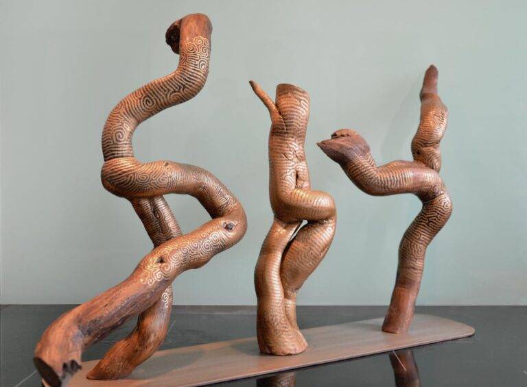 sculptures bois brut, par l’artiste français Frédéric Ansermet