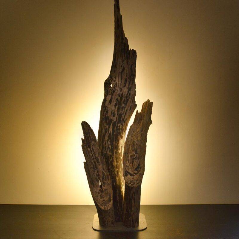 Lampe bois flotté, design brut et naturel par le sculpteur et artiste français Frédéric Ansermet