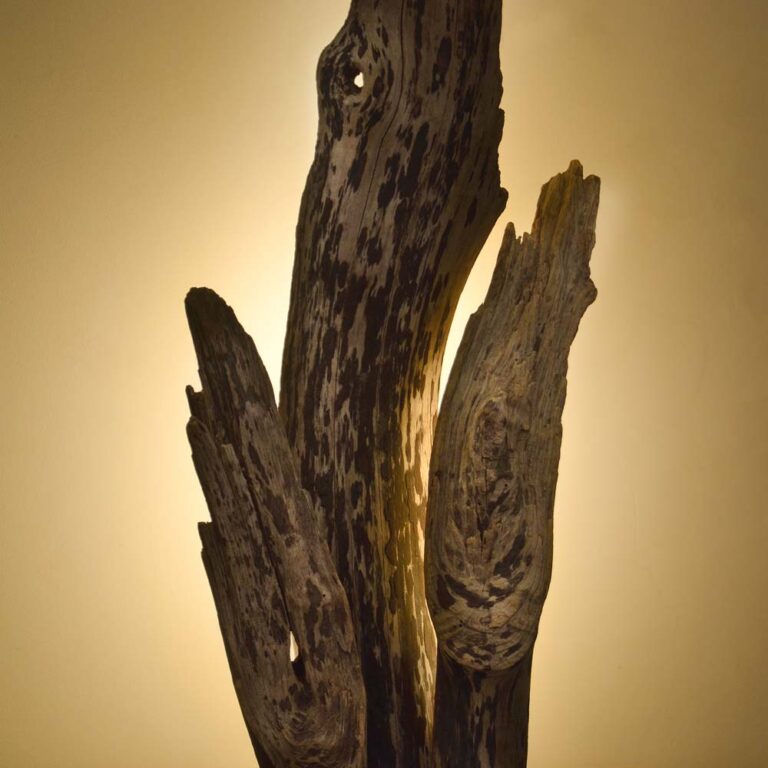 Lampe bois flotté, design brut et naturel par le sculpteur et artiste français Frédéric Ansermet