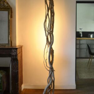 Luminaire LED en bois brut et naturel par le sculpteur et artiste français Frédéric Ansermet