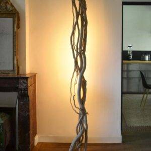 Luminaire LED en bois brut et naturel par le sculpteur et artiste français Frédéric Ansermet
