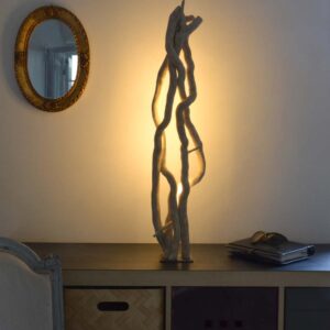 Luminaire LED en bois brut et naturel par le sculpteur et artiste français Frédéric Ansermet